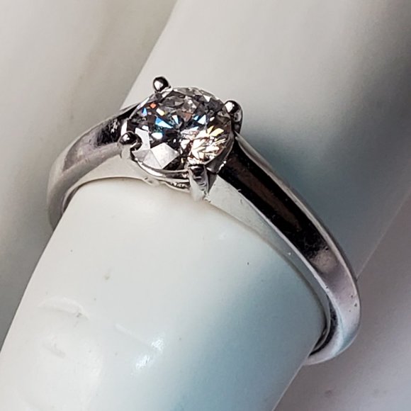 PLATINUM DIAMOND RING - Picture 1 of 6